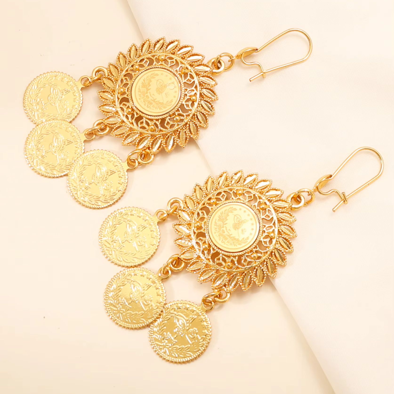 Ethnic Fashion Wear For Women - ต่างหูสไตล์วินเทจโบโฮลายดอกไม้ KDE, เครื่องประดับแฟชั่นเหรียญตุรกีชุบทอง, เหมาะสำหรับงานแต่งงานและการสวมใส่ในชีวิตประจำวัน # 00479