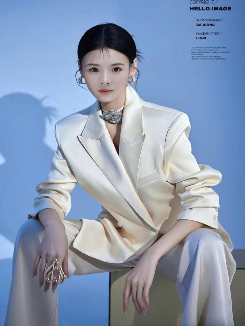Ethnic Fashion Studio - ชุดสูทสไตล์ตะวันตกสุดแฟชั่นสำหรับถ่ายภาพในสตูดิโอ คอลเลคชั่นใหม่ ชุดแสดงบนเวที เสื้อผ้าสตรีสไตล์ชาติพันธุ์ ฤดูร้อน 2024